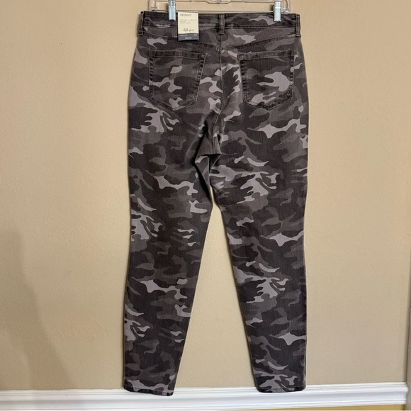 STYLE & CO SKINNY CURVY MID RISE TUMMY CONTROL Gray Falcon CAMO JEANS SIZE 10 - Picture 2 of 16